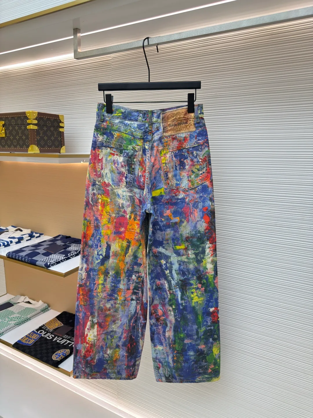 Acne Studios paint-printed jeans ●Authentic product: Purchased and developed by 6263 ●Item number: 1680126-A75 ●Material: denim ●Technology: Printing ●Version: Fitted version ●Size: 32-34-36-38-40-42 ●Description: Using advanced 3D printing technology and high-quality 3D cold transfer printing technology to ensure that the denim fabric has the same texture and feel as traditional denim. Use 3D printing technology to restore the original color saturation, accurately control the thickness and texture of the denim fabric, and use an advanced 3D printer to print the denim fabric layer by layer until the entire part is completed. Each piece is separated efficiently and accurately through computer typesetting and laser cutting. The overall routing is straight and delicate, the fabric is comfortable and soft, the color is consistent and there is no color difference, it can be matched with the same style to create a fashionable look, and can be used in various occasions, customized accessories, complete with three standards, the same style for men and women!